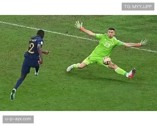 坎塞洛精准传球引领球队进攻,展现顶级中场组织能力 坎塞洛精准传球引领球队进攻,展现顶级中场组织能力