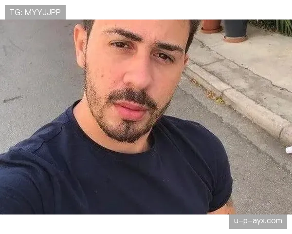 内马尔刚发早餐照，背景那架钢琴和私人厨师，心态碎了